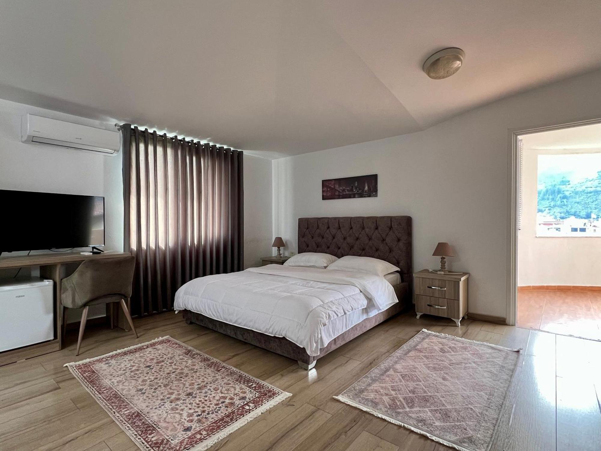 Hotel Vila Arbri Berat Esterno foto