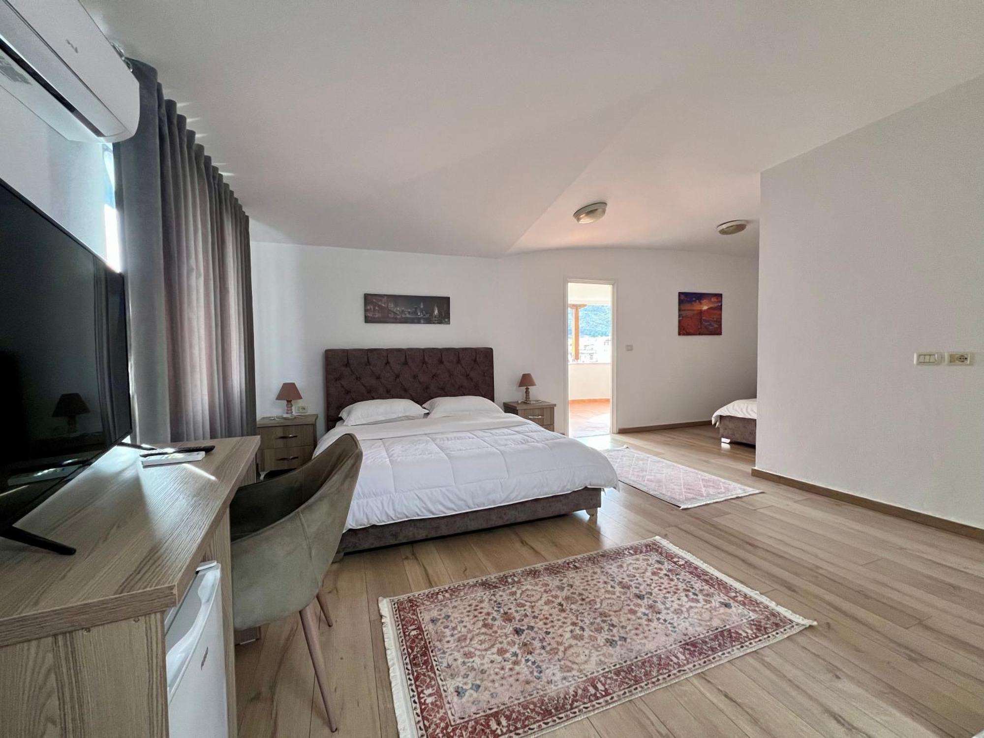 Hotel Vila Arbri Berat Esterno foto
