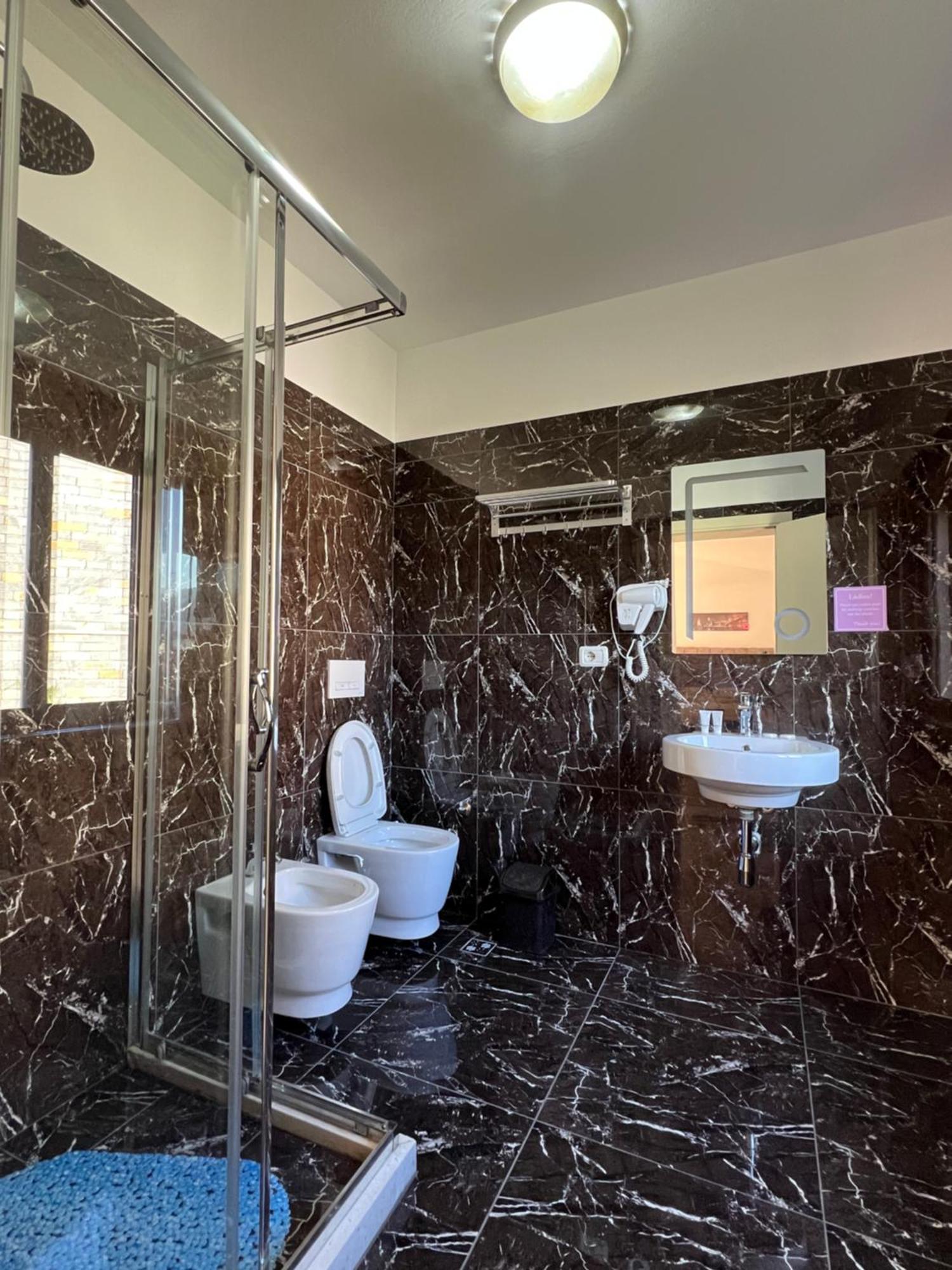 Hotel Vila Arbri Berat Esterno foto