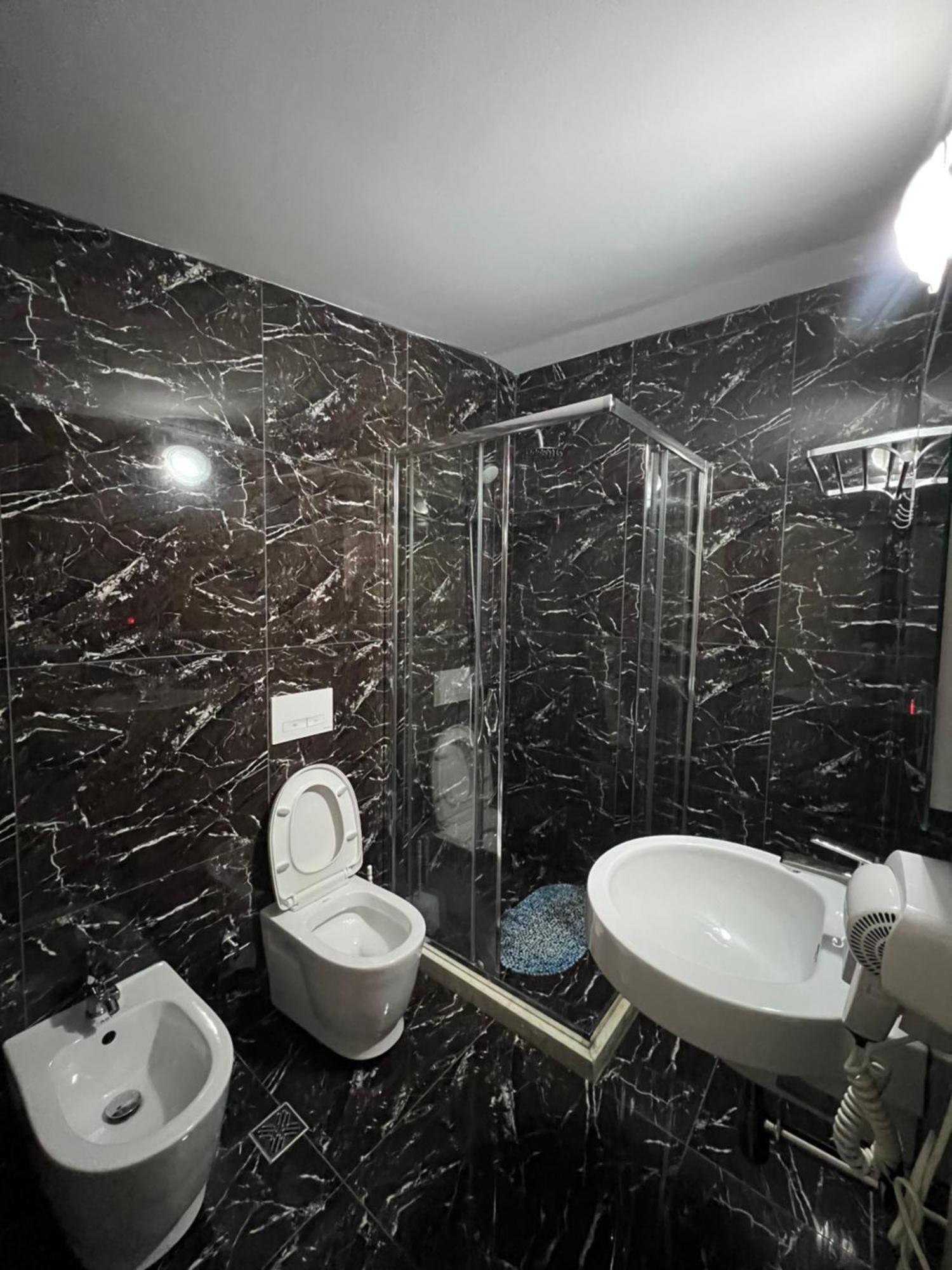 Hotel Vila Arbri Berat Esterno foto